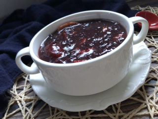 12、红枣黑米粥,等糖融化后即可出锅了。