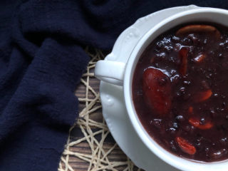 14、红枣黑米粥,颜值和营养并重。