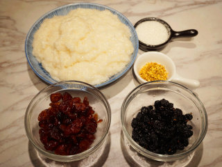 2、蔓越莓糯米糕,将所有原材料准备好开始制作