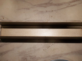 3、蔓越莓糯米糕,取一个长方形的模具，我选用的是蔓越莓饼干的模具，长度和厚度刚刚好，先铺一层保鲜膜防止糯米沾粘