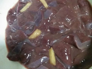 2、猪肝瘦肉粥,把猪肝切成块，放入姜片或者姜丝、葱白、盐、生抽、料酒、白胡椒粉、香油一点点拌匀腌渍一小时左右。