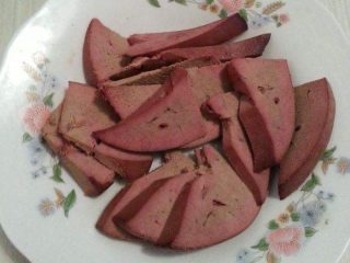 3、猪肝瘦肉粥,这是熟的猪肝，有的人觉得生猪肝还得处理，嫌麻烦，那就直接买这种五香的熟的猪肝好了，粥里放这个猪肝有一点硬，生猪肝在粥里粥熟没有这么硬。