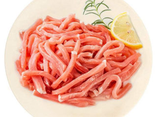 5、猪肝瘦肉粥,将瘦肉切丝，稍微细一点的丝，跟猪肝一样腌渍一下。