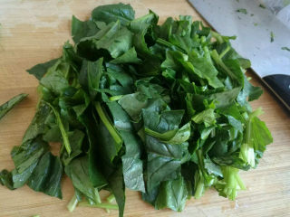 7、猪肝瘦肉粥,菠菜切一下，切成小块。