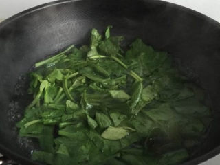 8、猪肝瘦肉粥,用热水焯一下捞出备用。