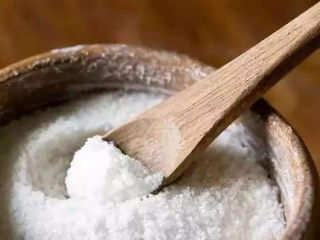 11、猪肝瘦肉粥,肉和猪肝断生后往粥里加入一点点盐调味。