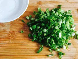 12、猪肝瘦肉粥,最后往粥里撒一点点葱花。