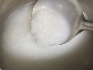 10、猪肝瘦肉粥,开始煮粥，粥基本快煮好了的时候加入生猪肝和肉丝，不要一起倒入，要用筷子散开往粥里放，不然会变成一坨的。