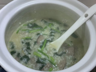 14、猪肝瘦肉粥,这样就可以出锅了，也可以放别的蔬菜，这个图里放的是茼蒿。