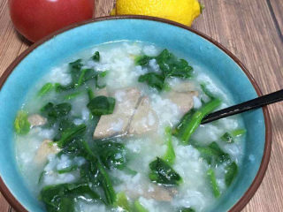 15、猪肝瘦肉粥,这张图里放的是菠菜，根据自己的喜好添加蔬菜就好了。