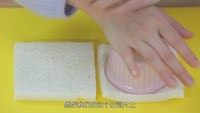 11、吞拿鱼三明治（20160721期）,接着我们来做爆浆三明治，样子好像一个包子，我们先准备一个小碗，碗口直径必须小于吐司的变长，按压一下做一个记号。注意：做这个爆浆三明治，吐司必须够新鲜，否则碗压下去，吐司就会裂开了