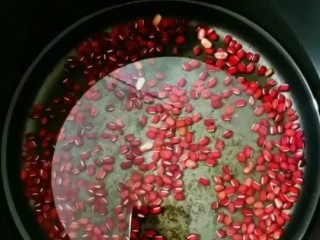 3、红小豆粥,把红小豆放入压力锅里