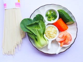 1、十分钟营养早餐面,准备好所有食材。