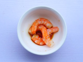 3、十分钟营养早餐面,虾仁加生抽盐料酒腌制3分钟。