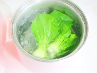 6、十分钟营养早餐面,放入青菜焯水30秒。