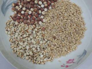 2、#传统苏式腊八粥#·#牡丹式腊八粥#(5/元~2017),食材准备2:薏米、芡实、麦仁。