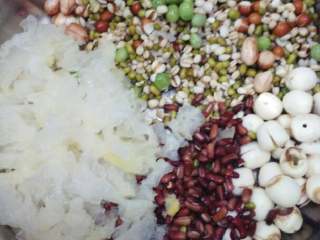 5、#传统苏式腊八粥#·#牡丹式腊八粥#(5/元~2017),经浸泡洗净的银耳、红小豆、花生、青豆、薏米、芡实、麦仁、莲子装入粥锅。