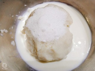 7、山药芝士饼,将白糖，牛奶倒入山药泥中