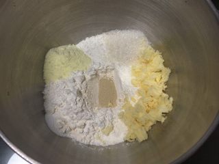 2、喜饼-奶酪味,所有干材料依次放入厨师机。