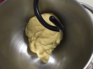 4、喜饼-奶酪味,用厨师机揉面10分钟,面团结起来无用出膜。