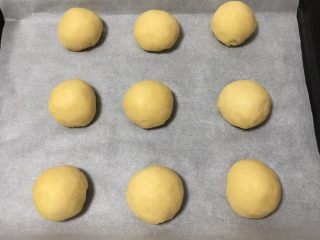8、喜饼-奶酪味,分成九个剂子,整理一下放入烤盘。