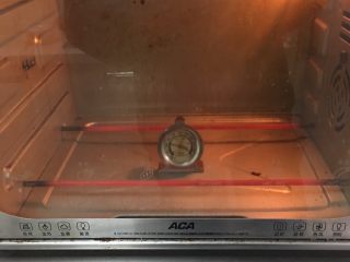 13、喜饼-奶酪味,烤箱事先预热175度10分钟。