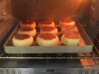 15、喜饼-奶酪味,拿出将饼移入金盘,再送入烤箱下层烤10分钟。