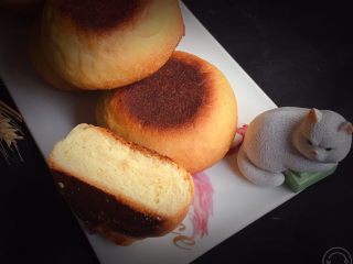 18、喜饼-奶酪味,切开看,里层层次分明,口感佳的喜饼就可以品尝了。