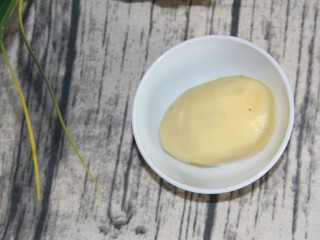 1、咖喱鸡意面,洗净一个土豆去皮