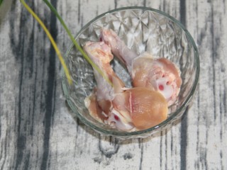 3、咖喱鸡意面,两个鸡腿洗净