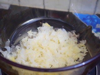 5、紫薯银耳粥,锅中放入银耳