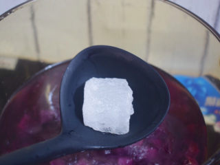 9、紫薯银耳粥,放入冰糖