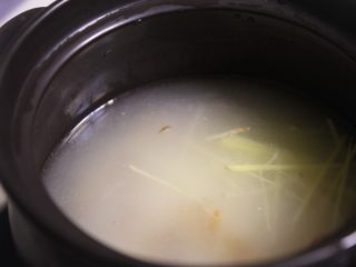 6、潮汕砂锅粥,将晒过油的珍珠米，加入到粥里，大火烧煮，一直用勺子搅拌，让米粒在锅中不停翻滚，不会粘锅（煮砂锅粥不是一次性加那么多水的，记得哈，煮砂锅中先加三分之一，煮出米浆，再去加水，切记不能第一次就加满，煮出米浆再加三分之二的水就可以拉.)