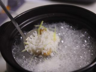 8、潮汕砂锅粥,慢慢煮，想要一锅美味的砂锅粥，耐心可是很重要的