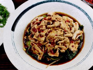 15、水煮肉片,将肉片盛入盘中摆放蔬菜上面，将汤汁淋入，