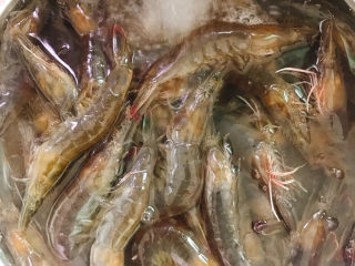 1、鲜虾砂锅粥,虾冲洗干净