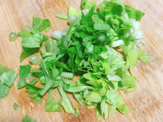 4、鲜虾砂锅粥,西芹叶切碎