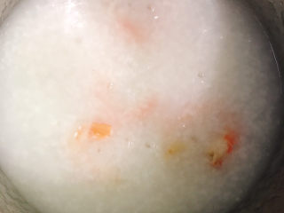 6、鲜虾砂锅粥,放入虾煮熟