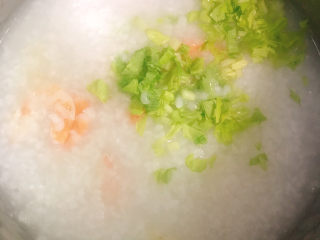 7、鲜虾砂锅粥,放入西芹末