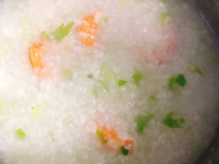 11、鲜虾砂锅粥,煮几分钟