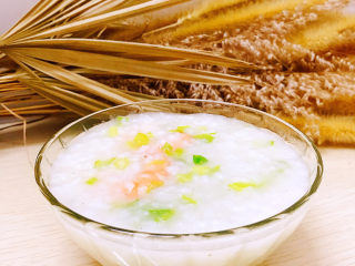 12、鲜虾砂锅粥,装入碗中