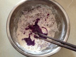 2、年味――喜庆花馍,面粉适量加少许酵母液、适量紫薯蓉合成稍硬面团(如果认为这样麻烦,可以食用色素或是用果蔬粉来调色)