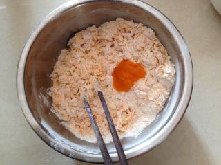 3、年味――喜庆花馍,面粉适量加少许酵母液、适量南瓜蓉合成稍硬面团(如果认为这样麻烦,可以食用色素或是用果蔬粉来调色)
