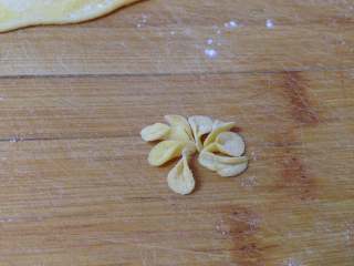 6、年味――喜庆花馍,依次做8个成花瓣状