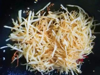 3、干煸土豆丝,倒入炸好的土豆丝，快速翻炒几下；