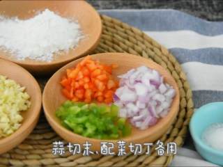 1、外皮干香不腻，内心鲜嫩可口，多吃一点也没压力的蒜香骨,蒜切末，配菜切丁备用。