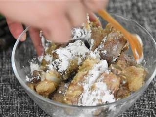 4、外皮干香不腻，内心鲜嫩可口，多吃一点也没压力的蒜香骨,加入淀粉，搅拌均匀。