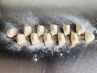 8、生煎—素馅,均匀下成小面挤