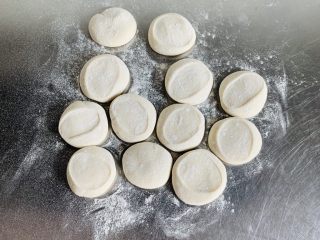 9、生煎—素馅,用掌根部 压扁