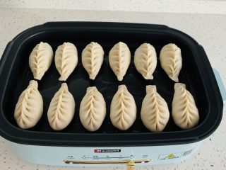 11、生煎—素馅,多功能锅刷油，捏成你喜欢的样子 我今天包成了麦穗包